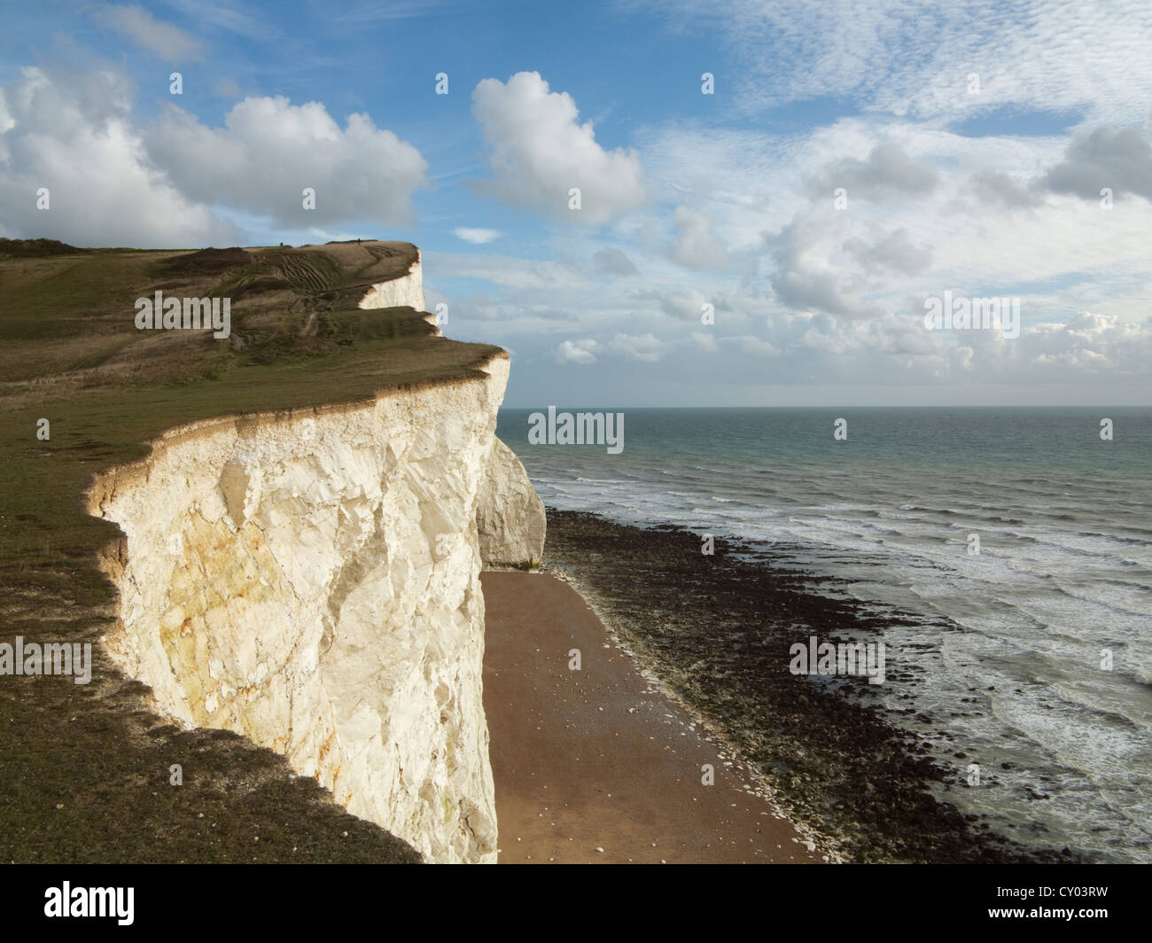 Bianco gesso scogliere e spiaggia a Seaford East Sussex Regno Unito Foto Stock