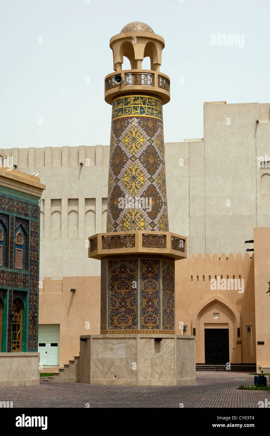 Il minareto di una moschea int eh Katara Villaggio Culturale, Doha, Qatar, Medio Oriente Foto Stock