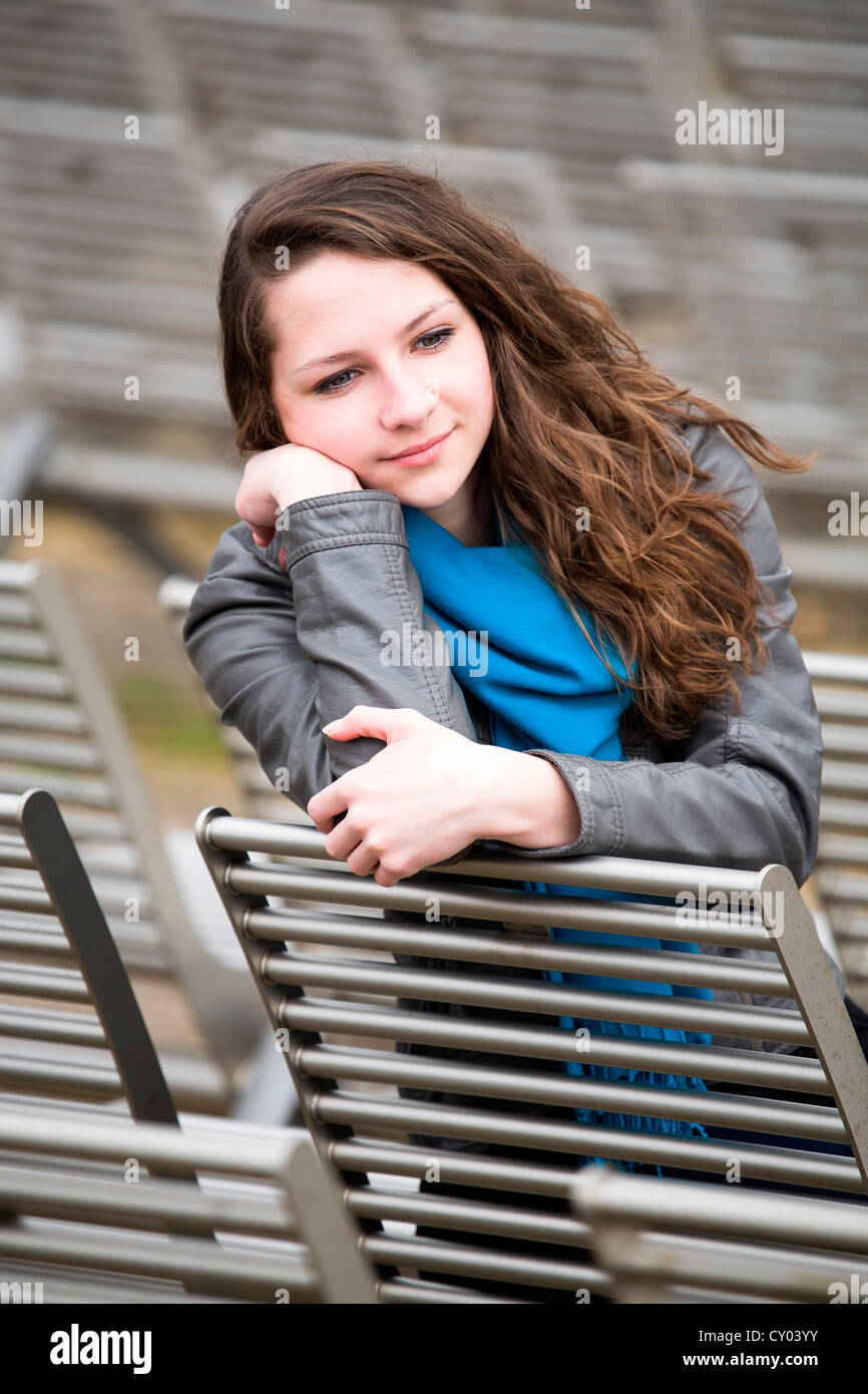 Ragazza adolescente, 15 anni, in un open-air theatre, Bad Staffelstein, Bavaria Foto Stock