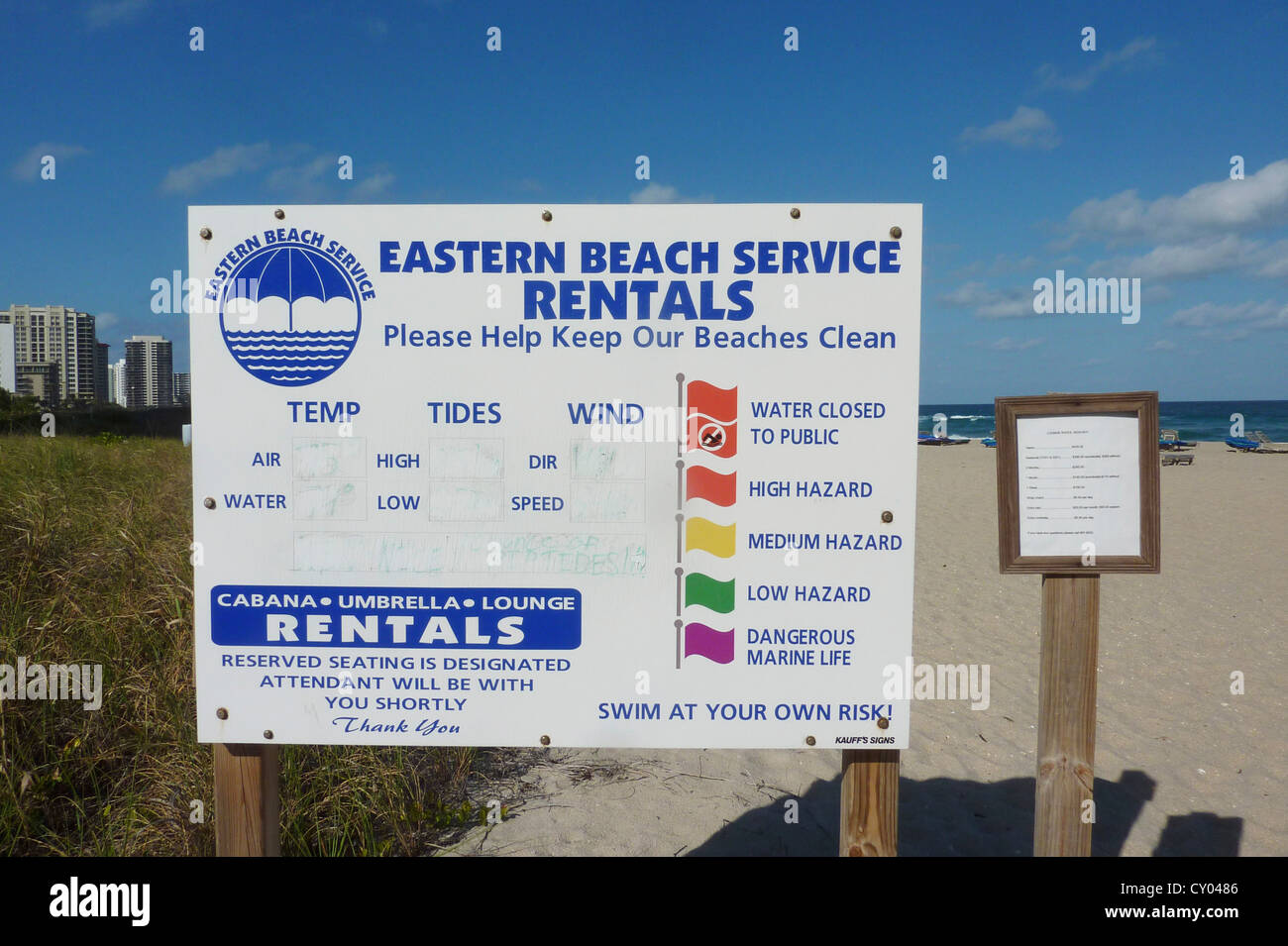 Segno, spiegazione delle bandiere diverse sulla spiaggia di West Palm Beach, Florida, Stati Uniti d'America Foto Stock