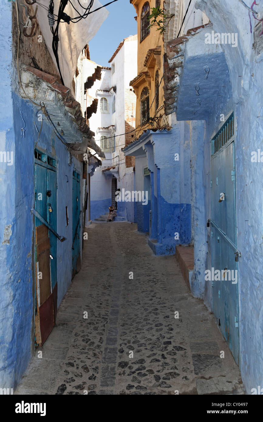 Stretto vicoletto con blue-lavato case nella città vecchia di Chefchaouen, Chaouen, Tangier-Tétouan, Marocco, Magreb Foto Stock