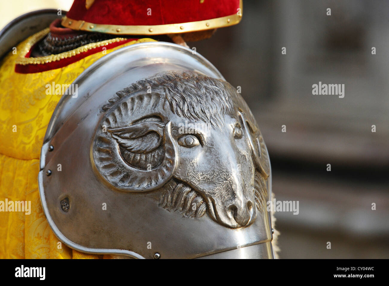 Protezione della spalla, vista dettagliata, persone vestite in costumi medievali che rappresentano i loro rispettivi distretti della città in palio Foto Stock