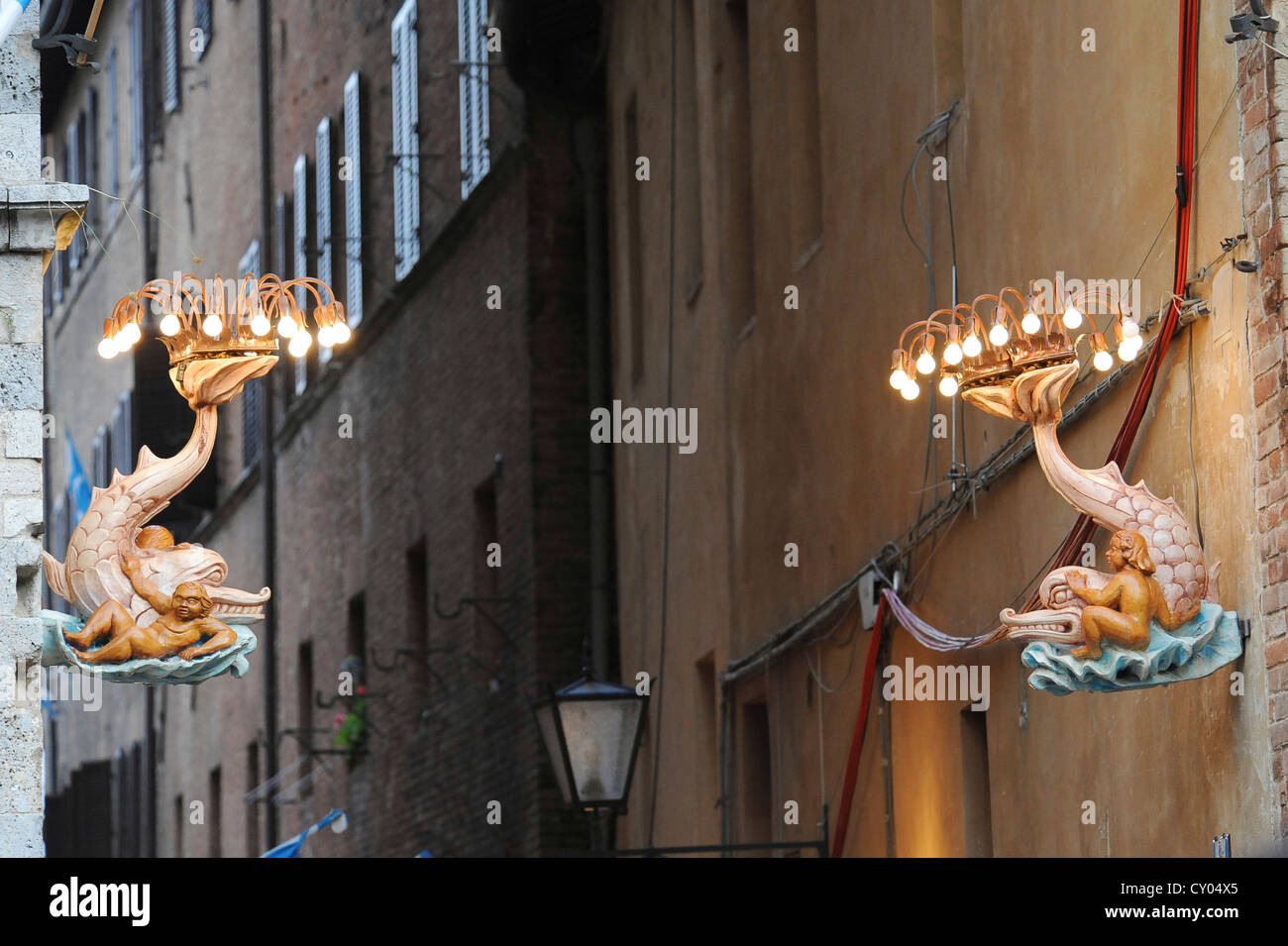 Ornato a forma di pesce le luci di strada, Siena, Toscana, Italia, Europa Foto Stock