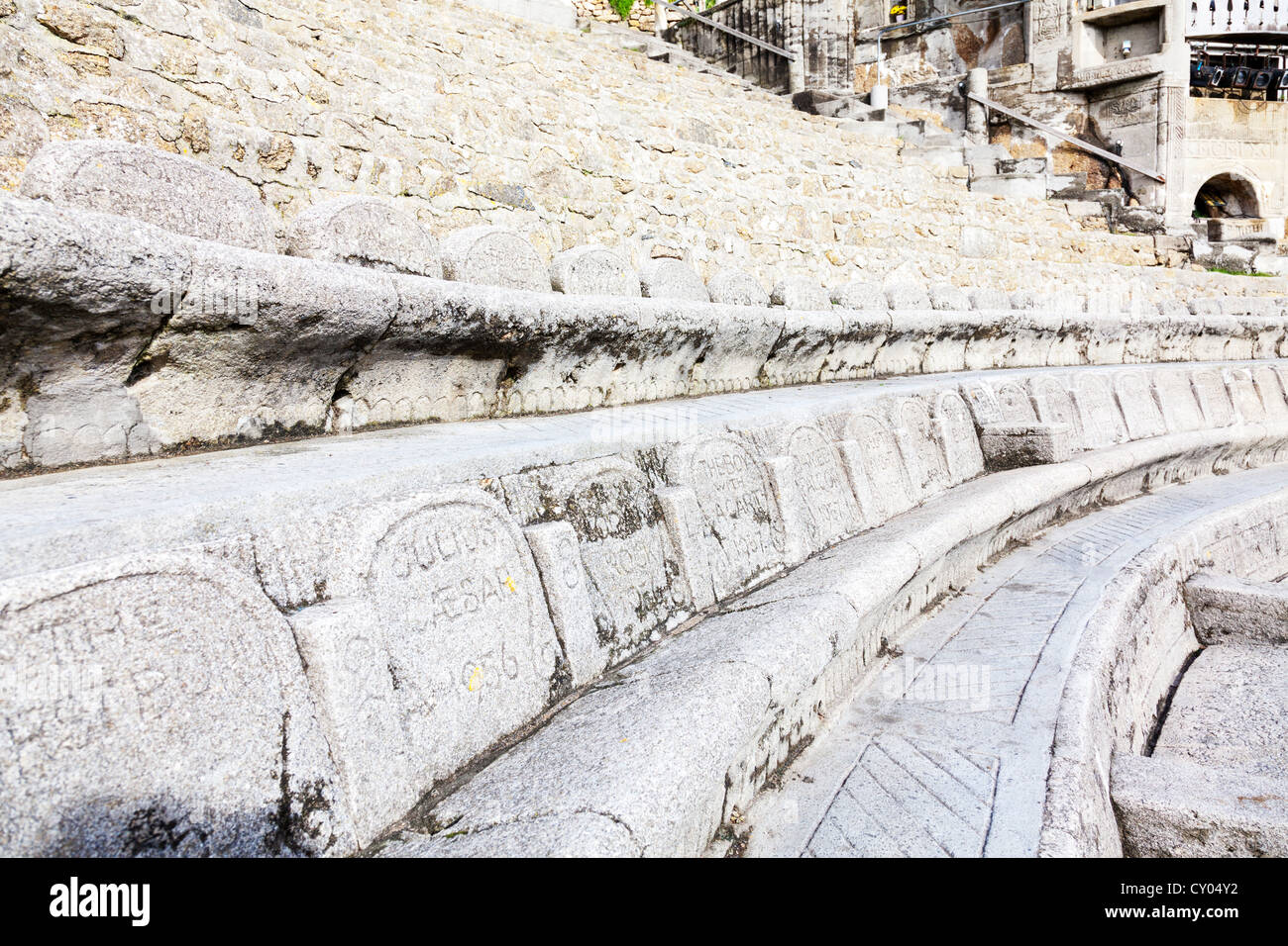 Minack Theatre, Cornwall dettagli sul file di sedili di pietra che elenca i precedenti suona presso il teatro all'aperto Foto Stock