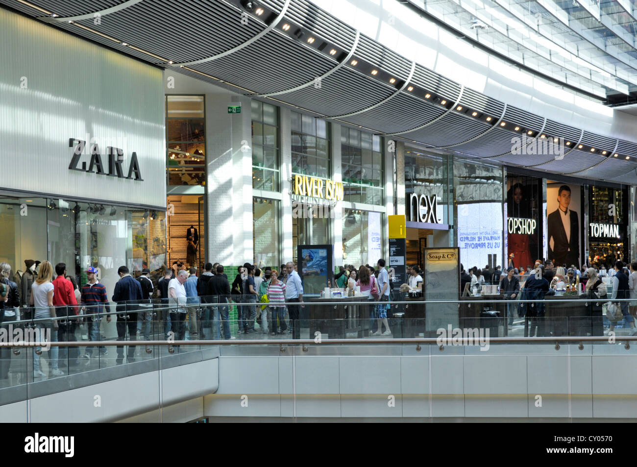 Interno occupato shopping mall a Stratford Westfield Centre Foto Stock