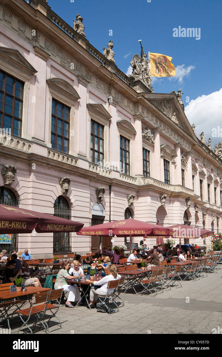 Zeughaus, vecchio Arsenale, Museo Storico Tedesco, il viale Unter den Linden street, quartiere Mitte di Berlino Foto Stock