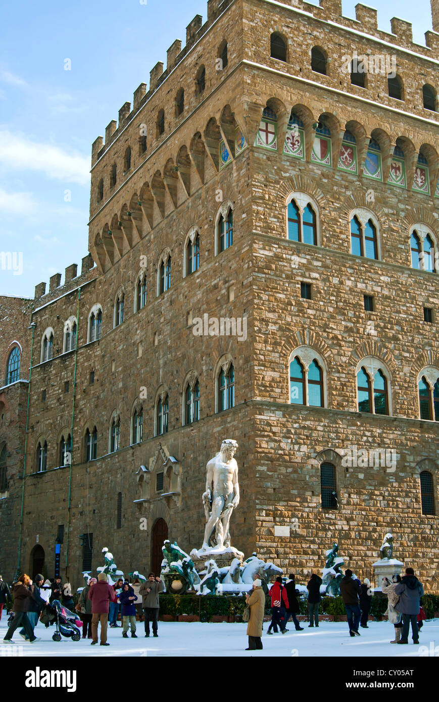 Piazza della Signoria e il Palazzo Vecchio e la fontana del Nettuno con neve, Firenze, Toscana, Italia, patrimonio mondiale dell UNESCO Foto Stock