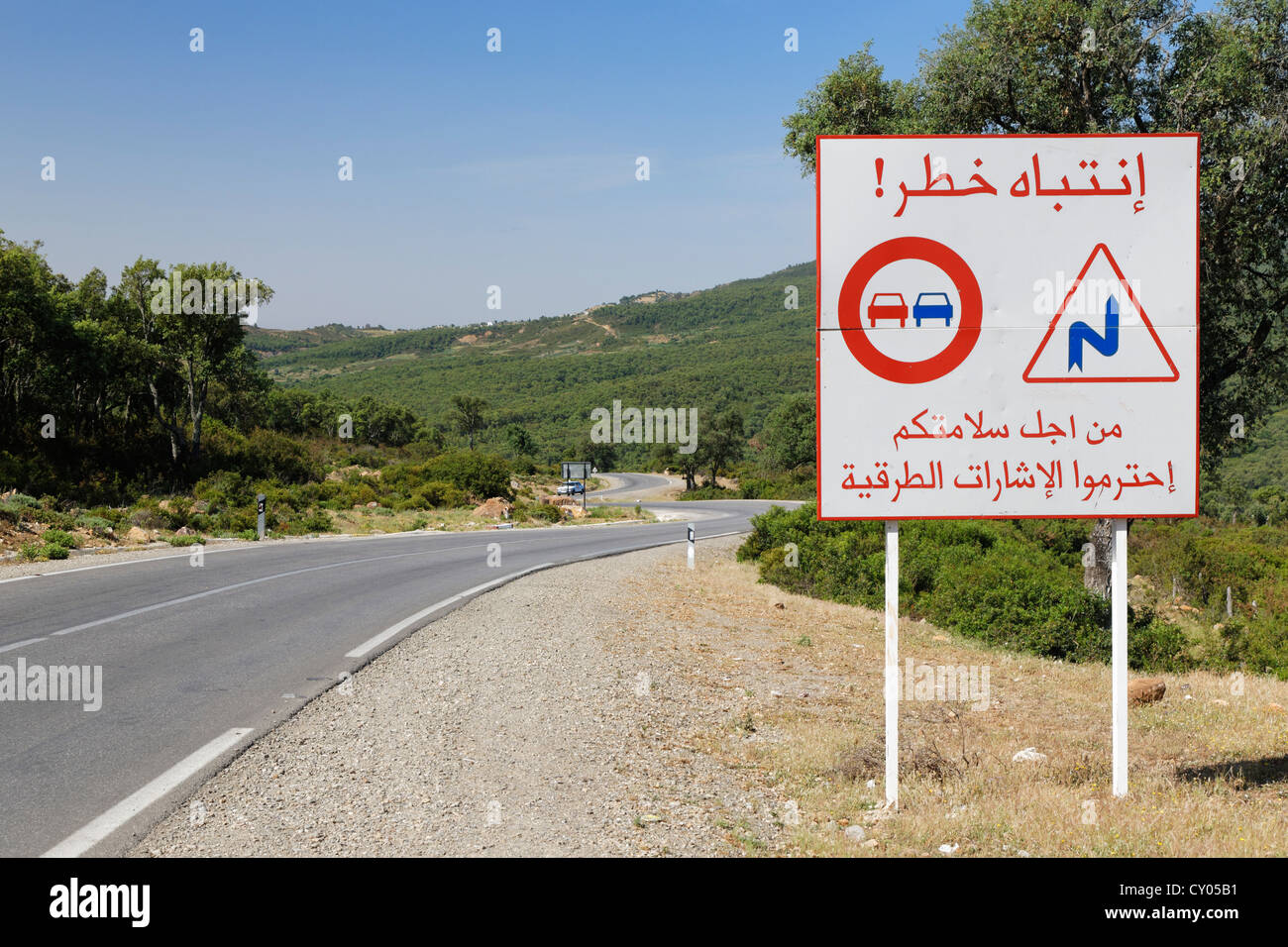 Segno di traffico, la tortuosa strada verso Meknes, Meknès-Tafilalet, Marocco, Maghreb, Africa Settentrionale, Africa Foto Stock