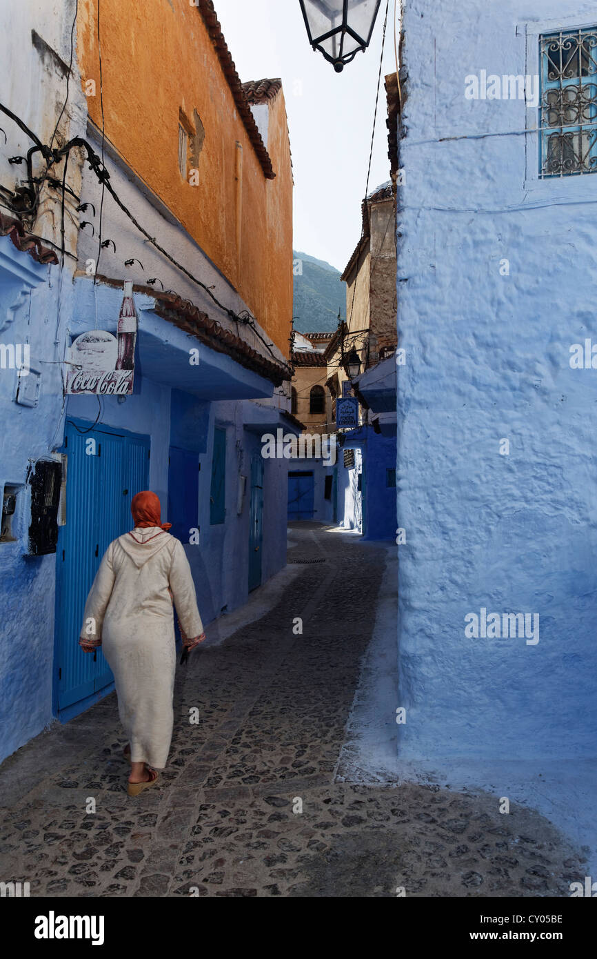 Stretto vicoletto e blue-lavato case nella città vecchia di Chefchaouen o Chaouen, Tanger-Tétouan, Marocco, Magreb Foto Stock