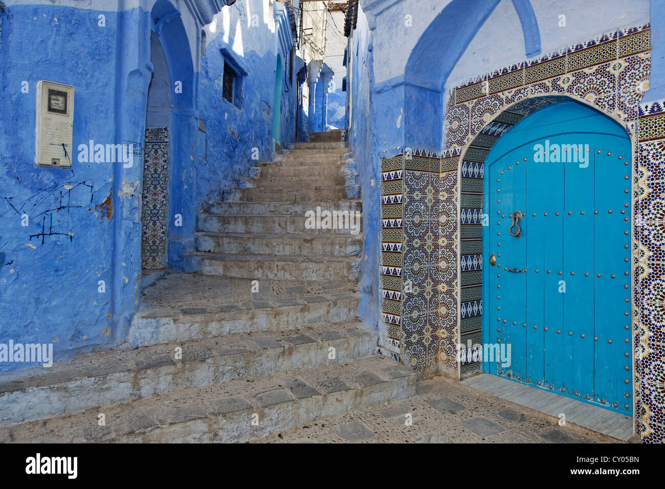 Stretto vicoletto con fasi e blue-lavato case nella città vecchia di Chefchaouen o Chaouen, Tanger-Tétouan, Marocco, Magreb Foto Stock