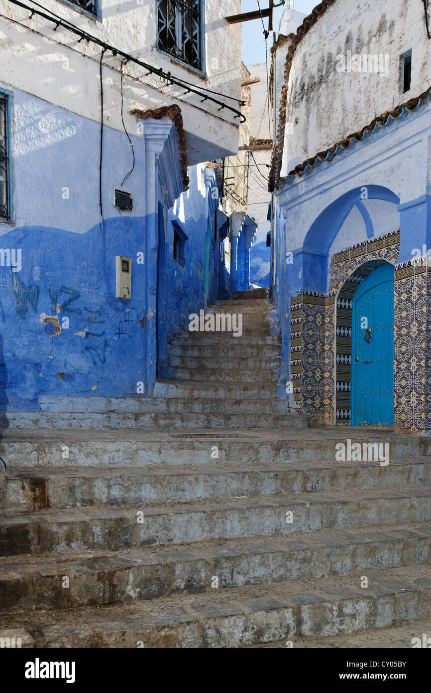 Stretto vicoletto con fasi e blue-lavato case nella città vecchia di Chefchaouen o Chaouen, Tanger-Tétouan, Marocco, Magreb Foto Stock