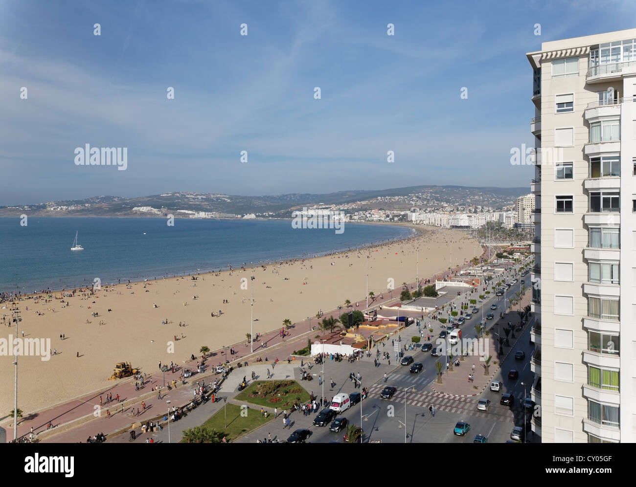 Mohammed VI Avenue e la spiaggia della città di Tangier-Assilah, Tangier-Tetouan, Marocco, Africa del Nord, il Maghreb, Africa Foto Stock