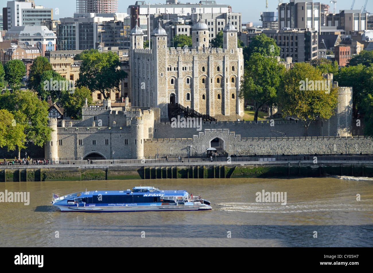 Sponsorizzazione KMPG pubblicità su Thames Clipper riverboat passando il Cancello dei Traditori presso la Torre di Londra Foto Stock