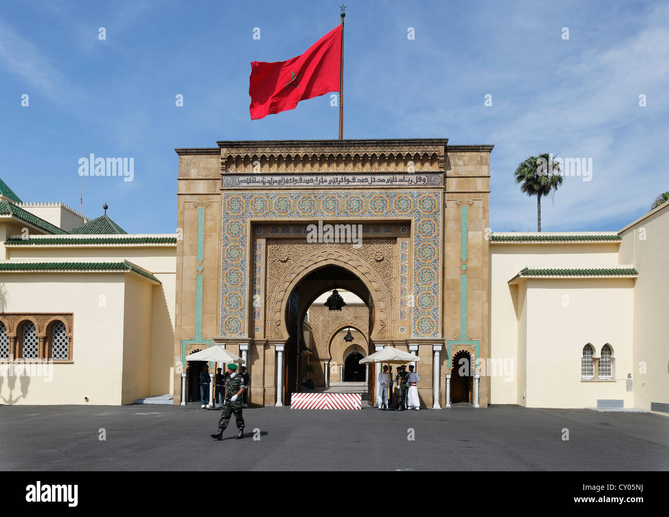 Bandiera del Marocco sul cancello di ingresso al Palazzo Reale di Rabat, Rabat-Salé-Zemmour-Zaer, Marocco, Maghreb, Africa Foto Stock