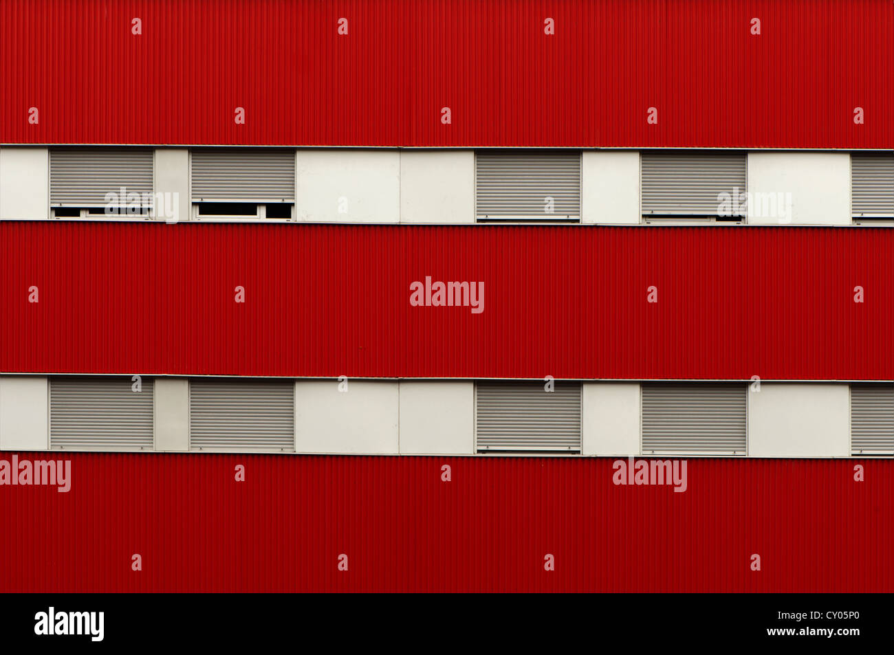 Il colore rosso della facciata e le finestre di un edificio. Foto Stock