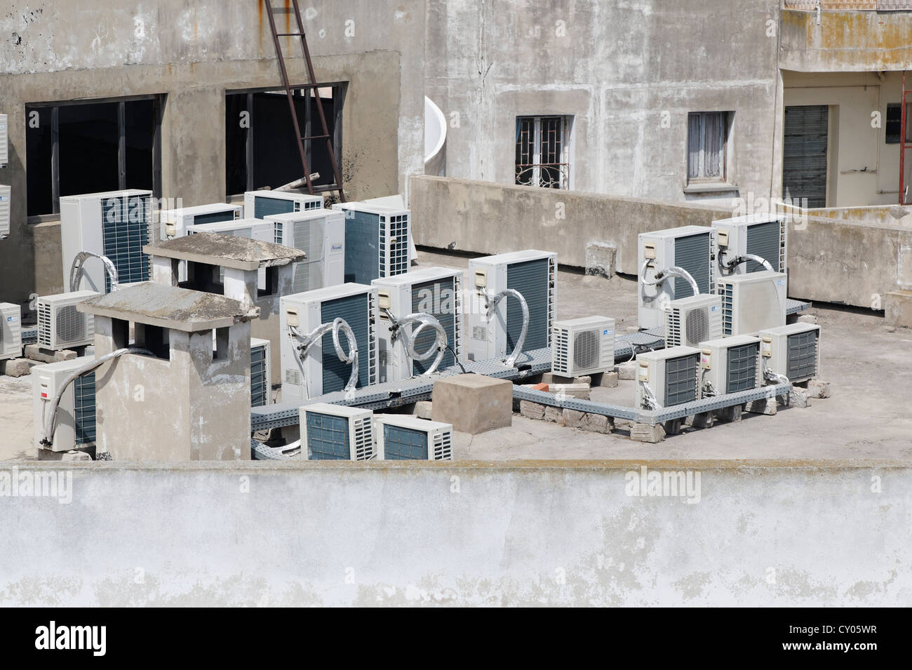 Le unità aria condizionata sul tetto di una casa, Casablanca, Grand Casablanca, Marocco, Maghreb, Africa Settentrionale, Africa Foto Stock