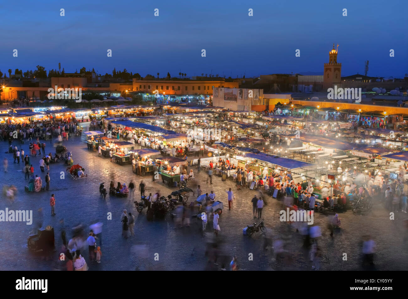Frenesia a Djemaa el Fna o Jemaa El Fnaa, Sito Patrimonio Mondiale dell'UNESCO, Marrakech Foto Stock