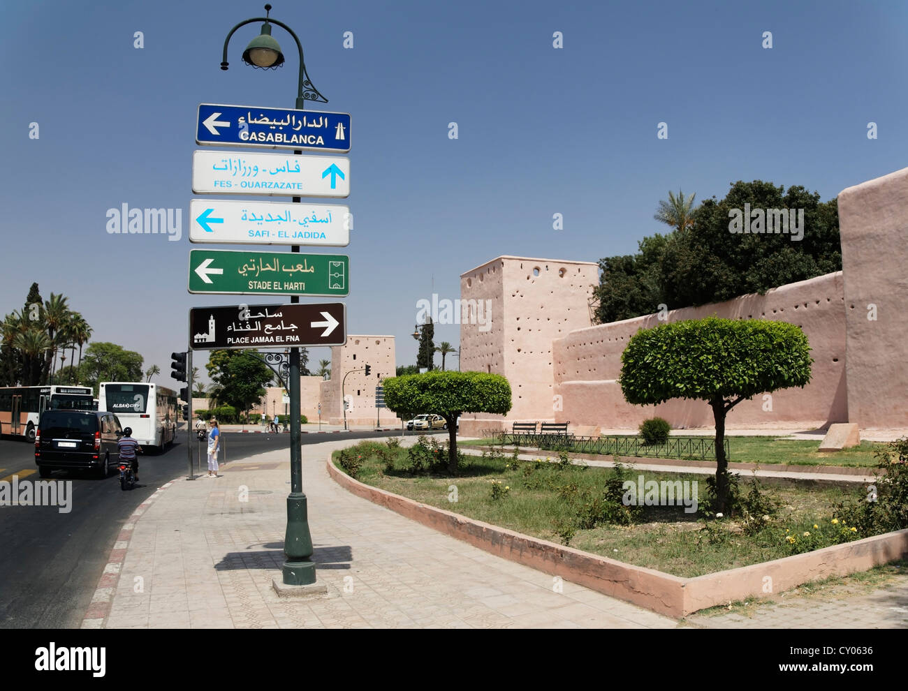 La segnaletica di fronte alle mura della città di Marrakech, Marrakech-Tensift-El Haouz, Marocco, Mahgreb, Africa Settentrionale, Africa Foto Stock
