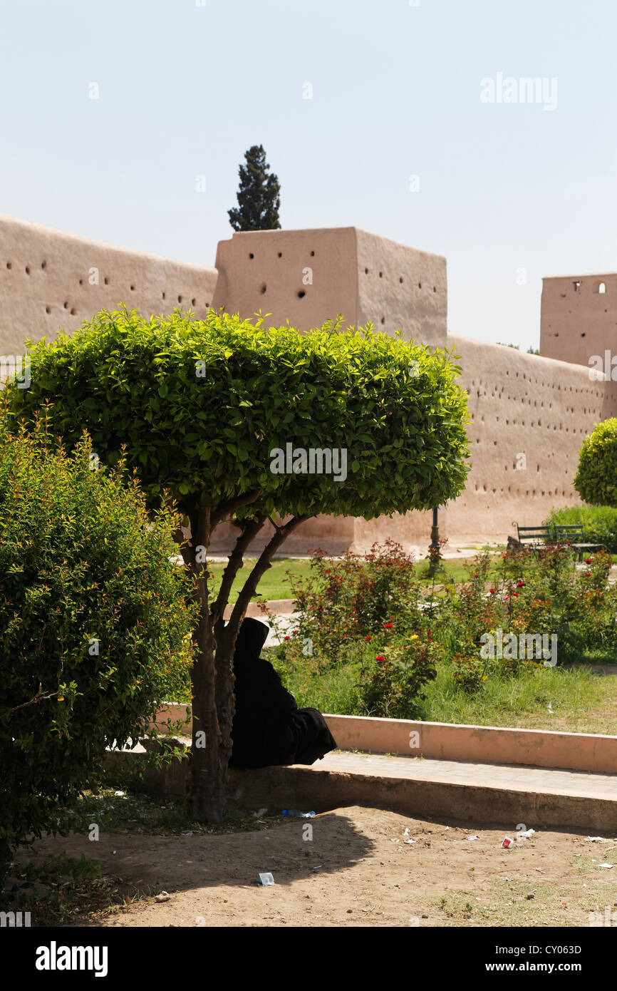 Donna seduta di fronte alle mura della città di Marrakech, Marrakech-Tensift-El Haouz, Marocco, Mahgreb, Africa Settentrionale, Africa Foto Stock