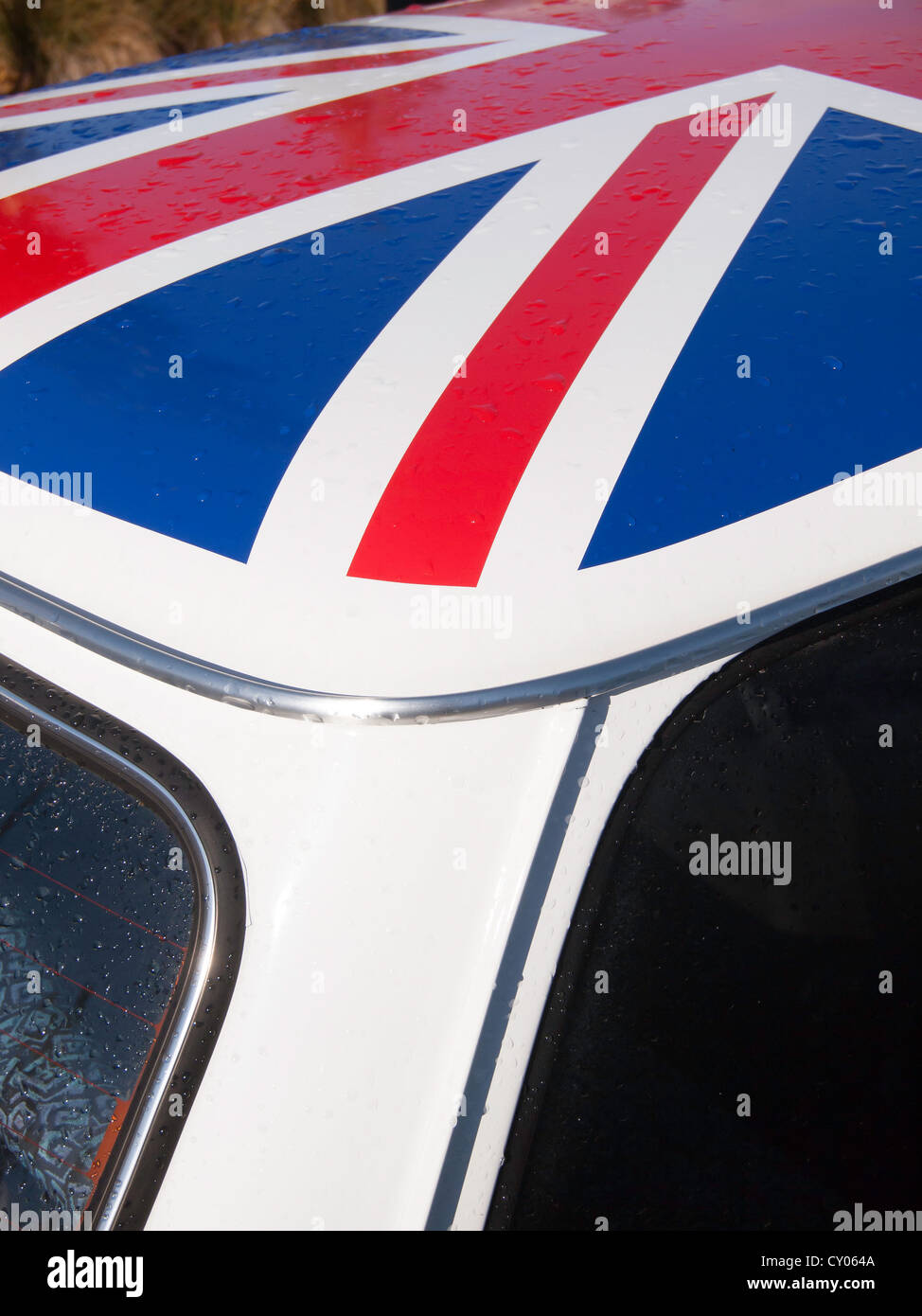 In prossimità di una storica 1993 white BMC Mini 1275 automobile con una bandiera europea dipinto sul suo tetto Foto Stock
