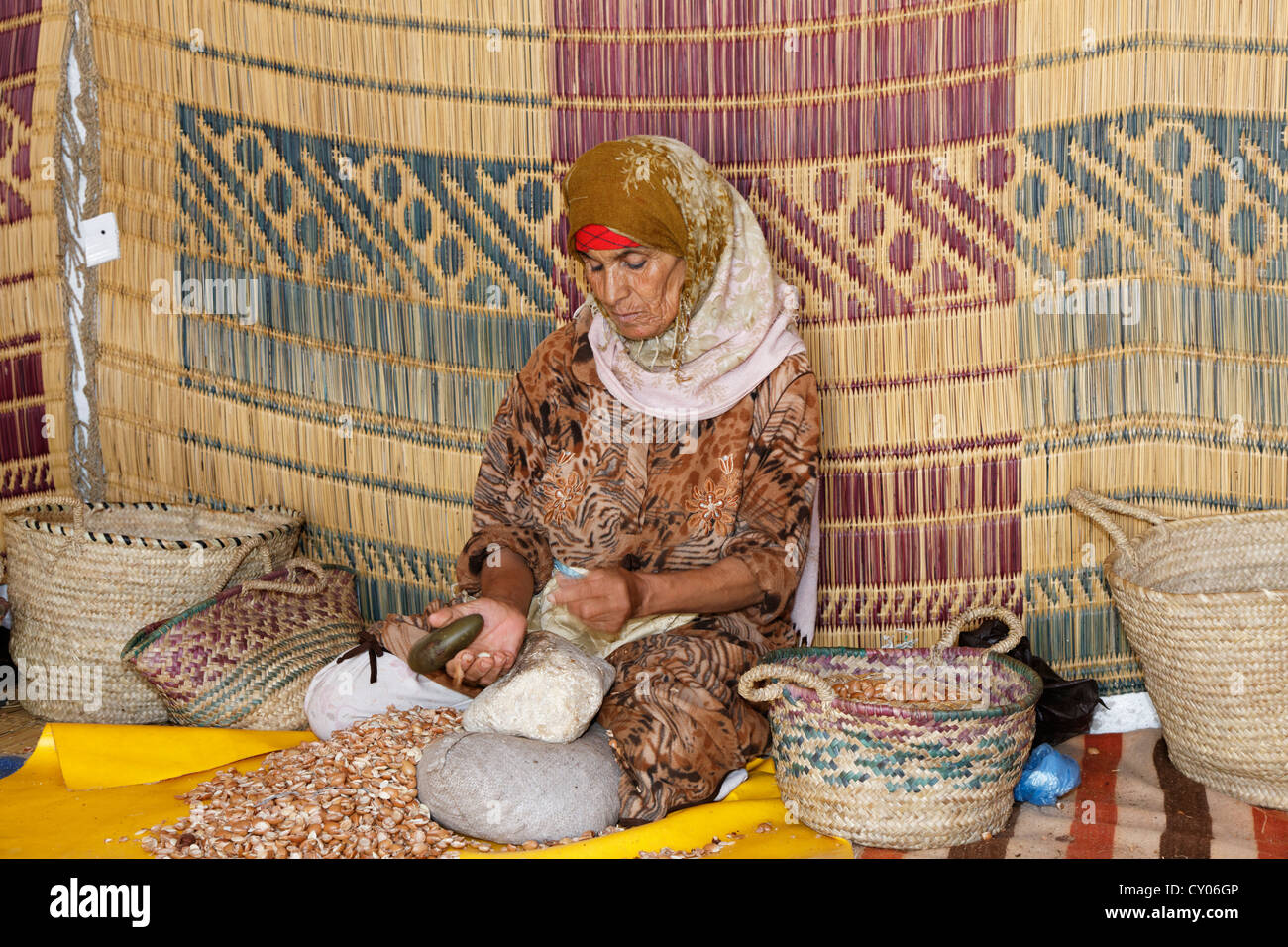 Donna che produce olio di argan in una cooperativa vicino a Essaouira, regione Marrakech-Tensift-Al Haouz, Marocco, Maghreb, Africa Foto Stock