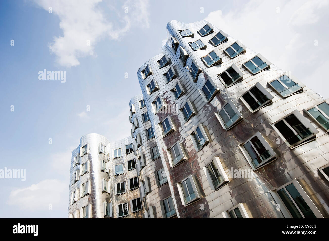 Edifici residenziali di Frank Gehry, Medienhafen district, Duesseldorf, nella Renania settentrionale-Vestfalia Foto Stock