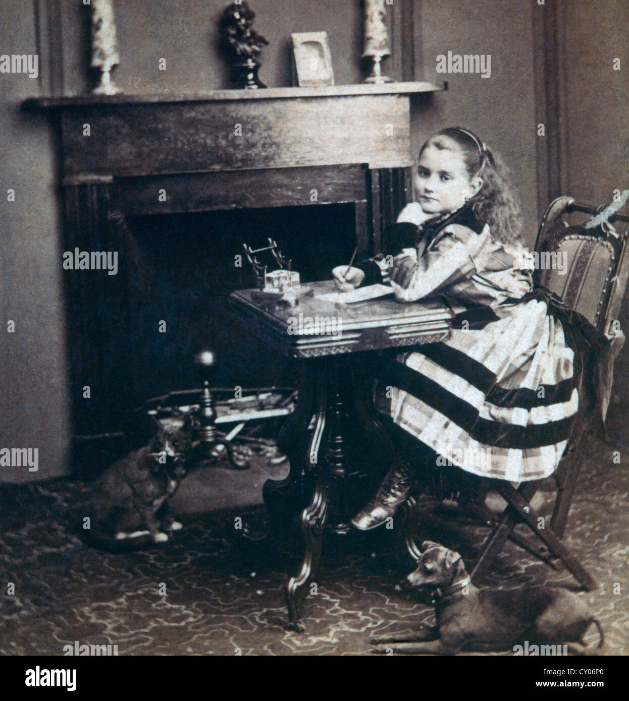 Ragazza giovane iscritto alla scrivania, albume fotografia stereo, circa 1898 Foto Stock