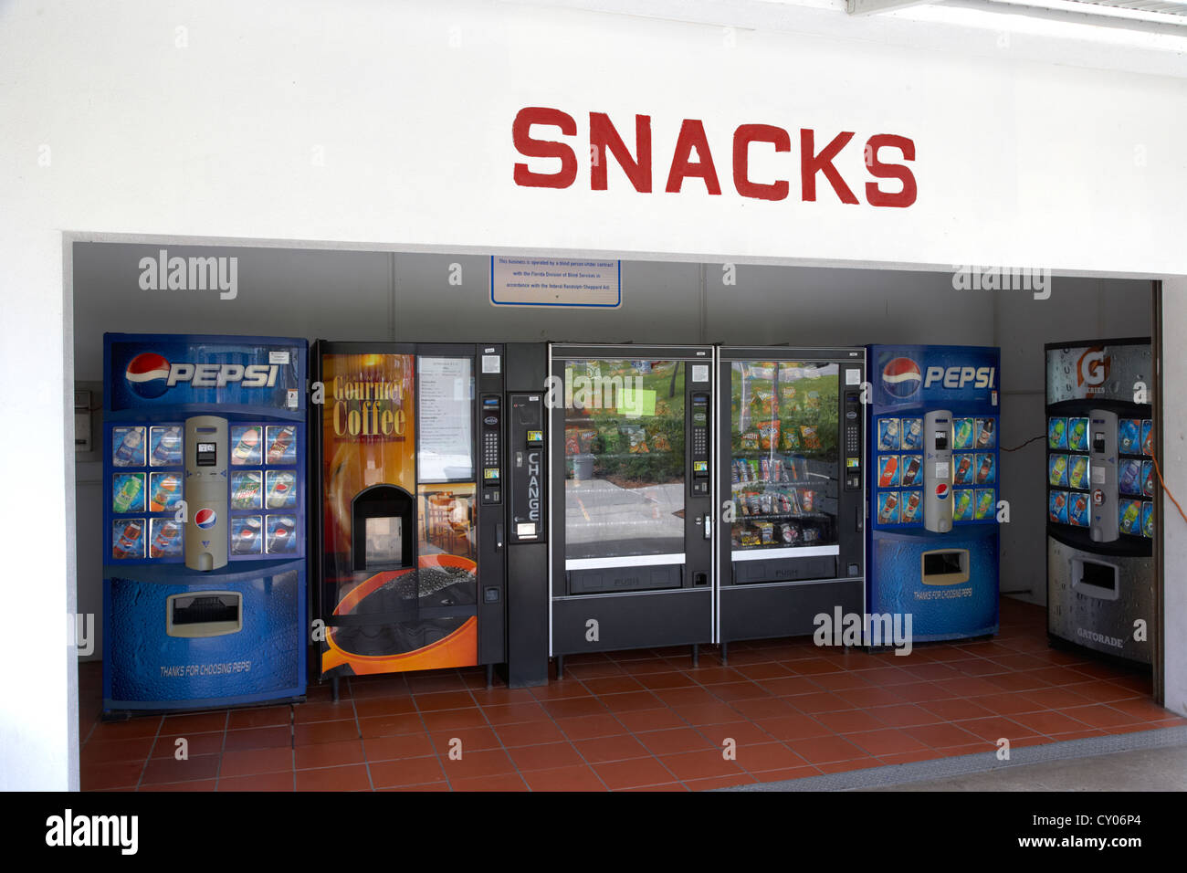 Snack e drink macchina distributrice di concessione ad un'autostrada sosta florida usa Foto Stock