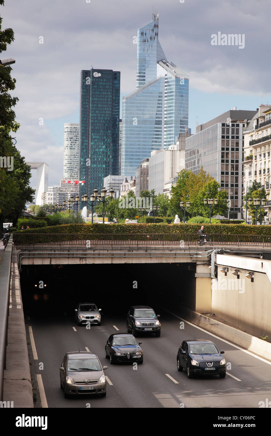 Avenue Charles de Gaulle e il quartiere finanziario La Défense di Parigi Foto Stock