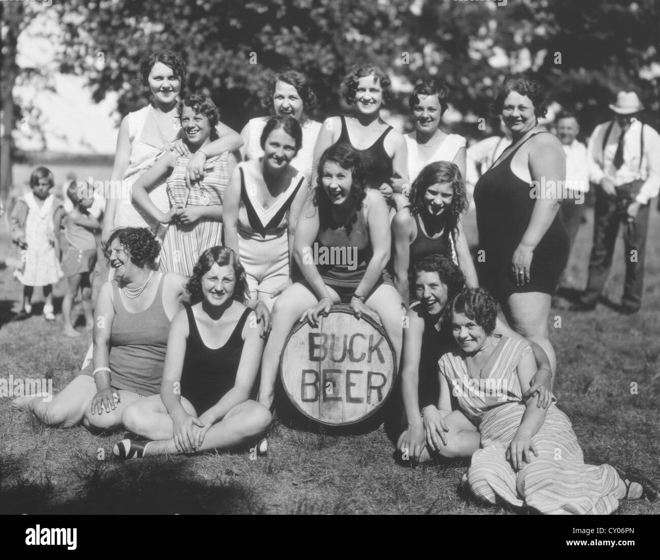 Il gruppo di donne in costumi da bagno e Buck birra, Ritratto, circa 1915 Foto Stock