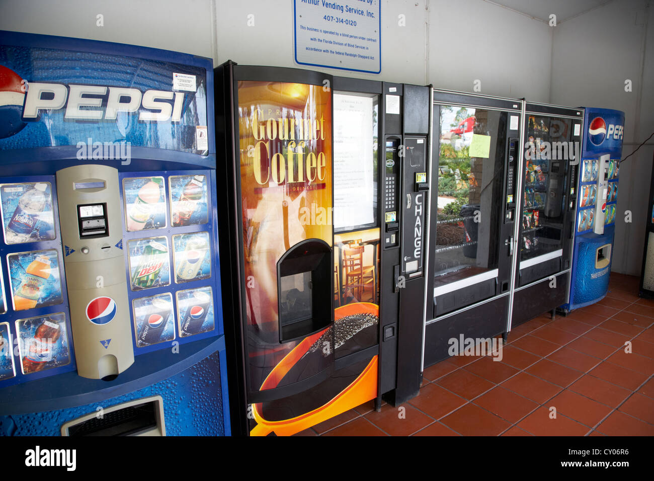 Snack e drink macchina distributrice di concessione ad un'autostrada sosta florida usa Foto Stock