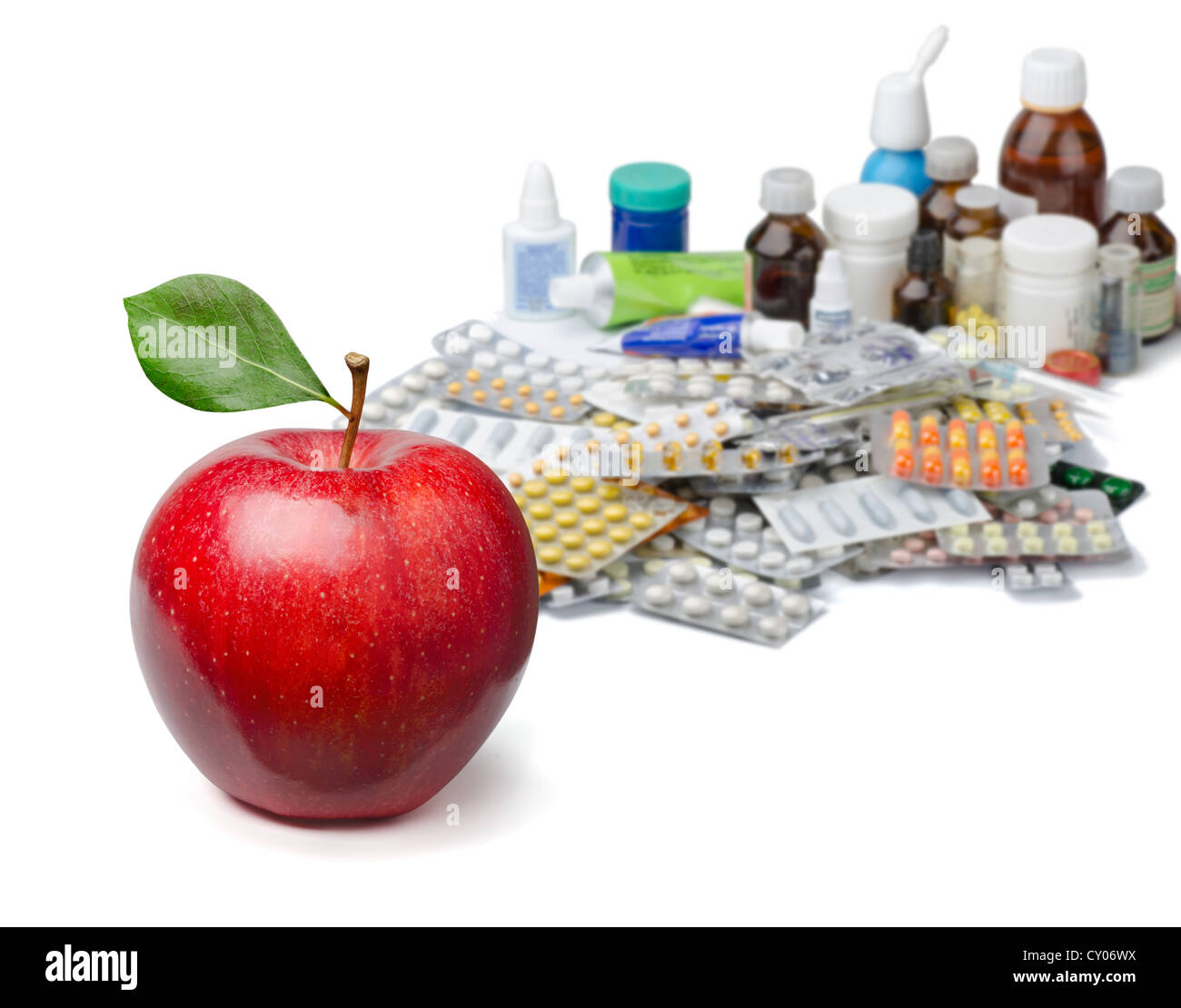 Mela rossa nella parte anteriore di un gran mucchio di medicinali. Uno stile di vita sano concetto. Foto Stock
