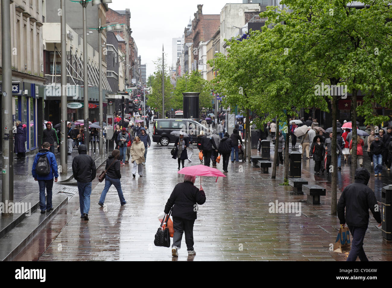Sauchiehall Street in una piovosa giornata nel centro della città di Glasgow, Scotland, Regno Unito Foto Stock