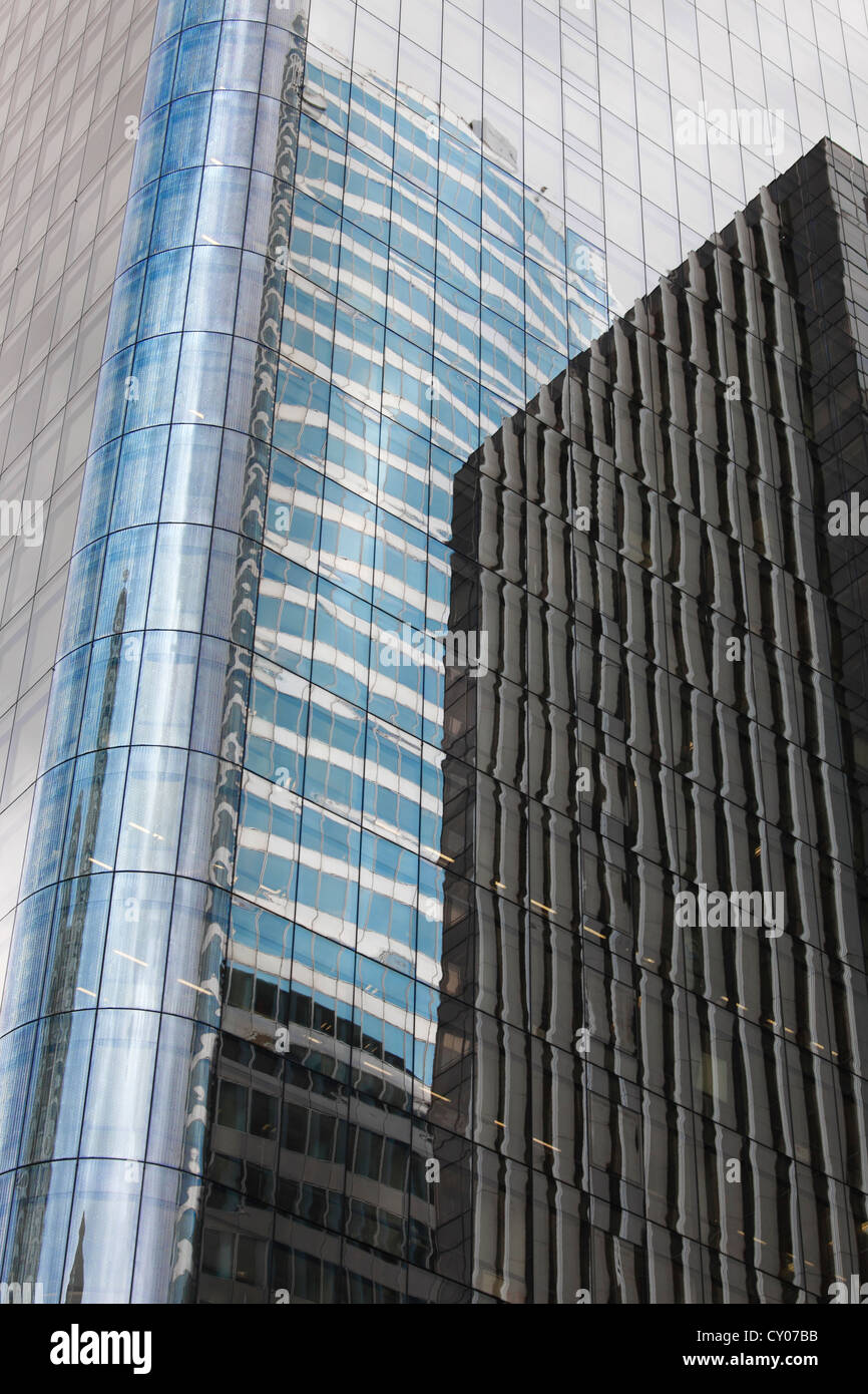 La facciata di vetro di un palazzo di uffici a La Défense di Parigi Foto Stock
