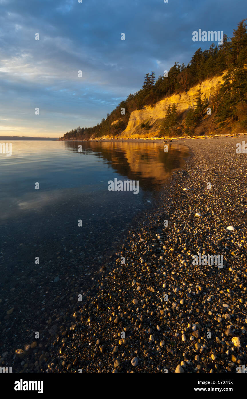Tramonto sul passaggio di Saratoga a Camano Island State Park, Washington, Stati Uniti d'America Foto Stock
