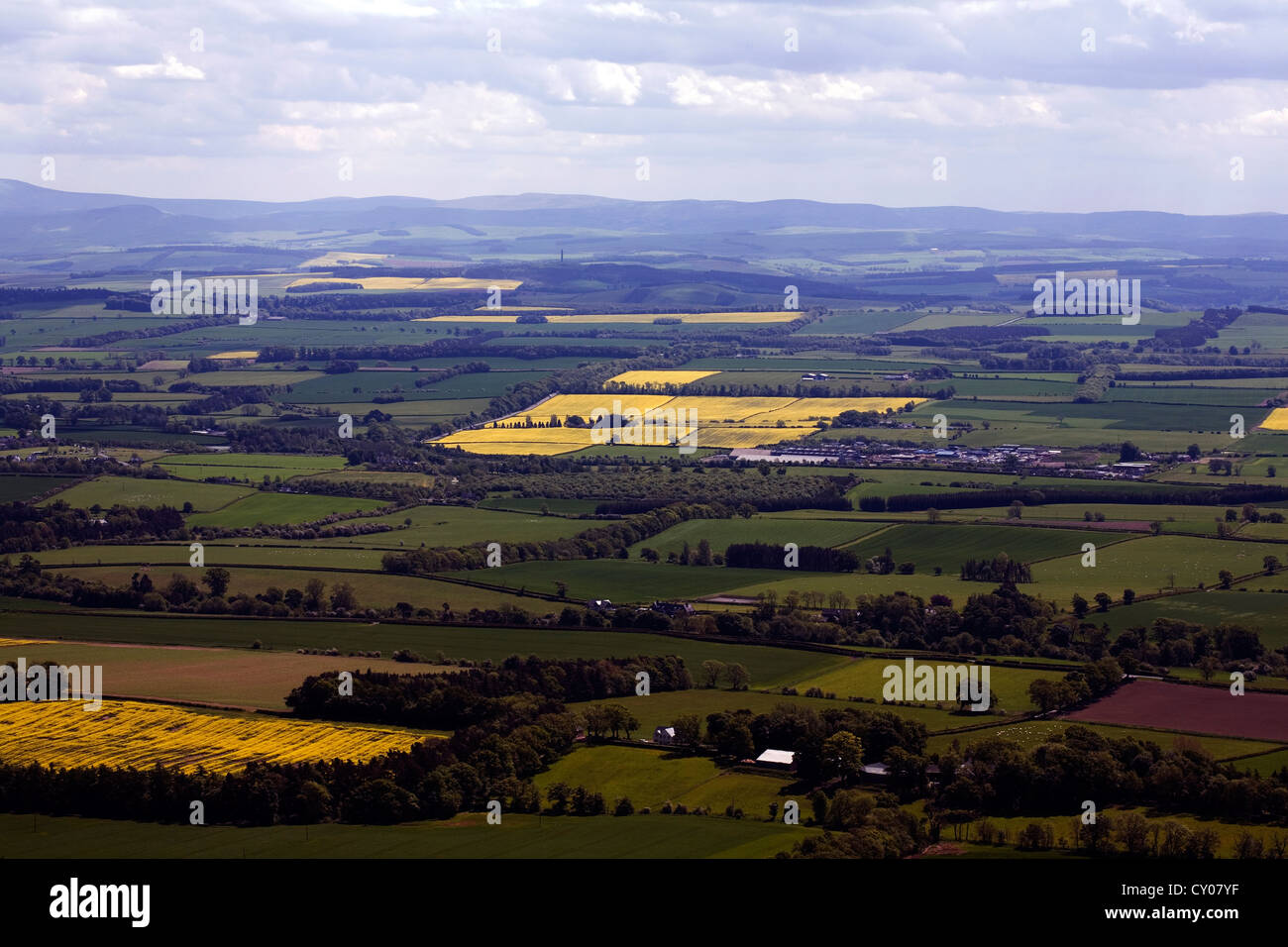 La vista a sud est dal vertice del Eildon Hills verso il Monumento di Waterloo e le colline Cheviot confini Scozia Scotland Foto Stock