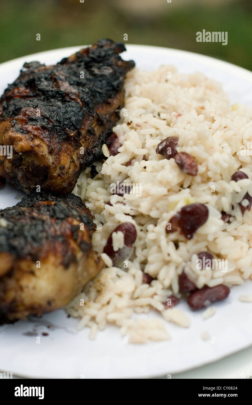 Una piastra di jerk pollo con riso e piselli a un barbecue estivo Foto Stock