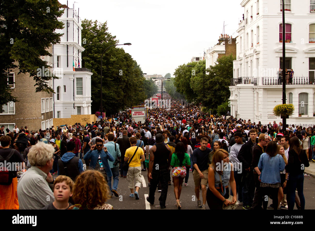 Migliaia di persone a piedi nella stessa direzione, Notting Hill Gate Carnevale a Londra Regno Unito. Foto Stock