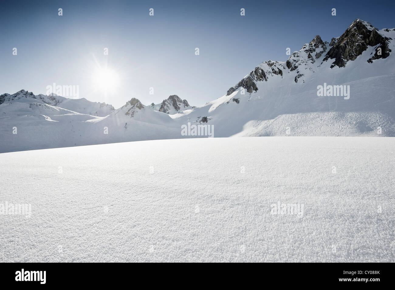 Neve profonda con picchi di montagna e il sole, Tignes, Val d'Isere, Savoie, alpi, Francia, Europa Foto Stock