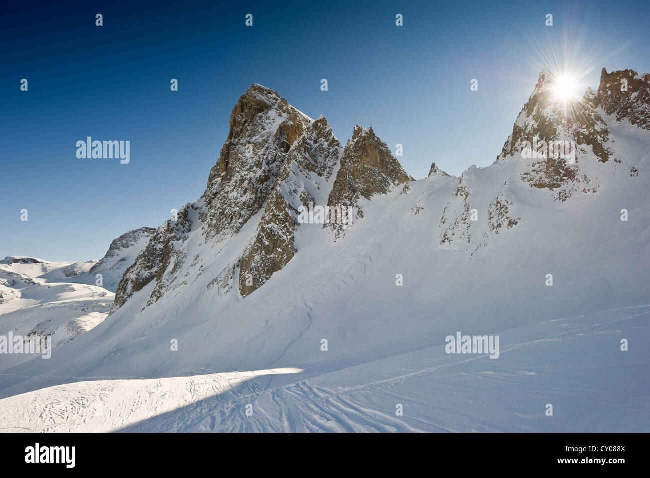 Neve profonda con picchi di montagna e il sole, Tignes, Val d'Isere, Savoie, alpi, Francia, Europa Foto Stock