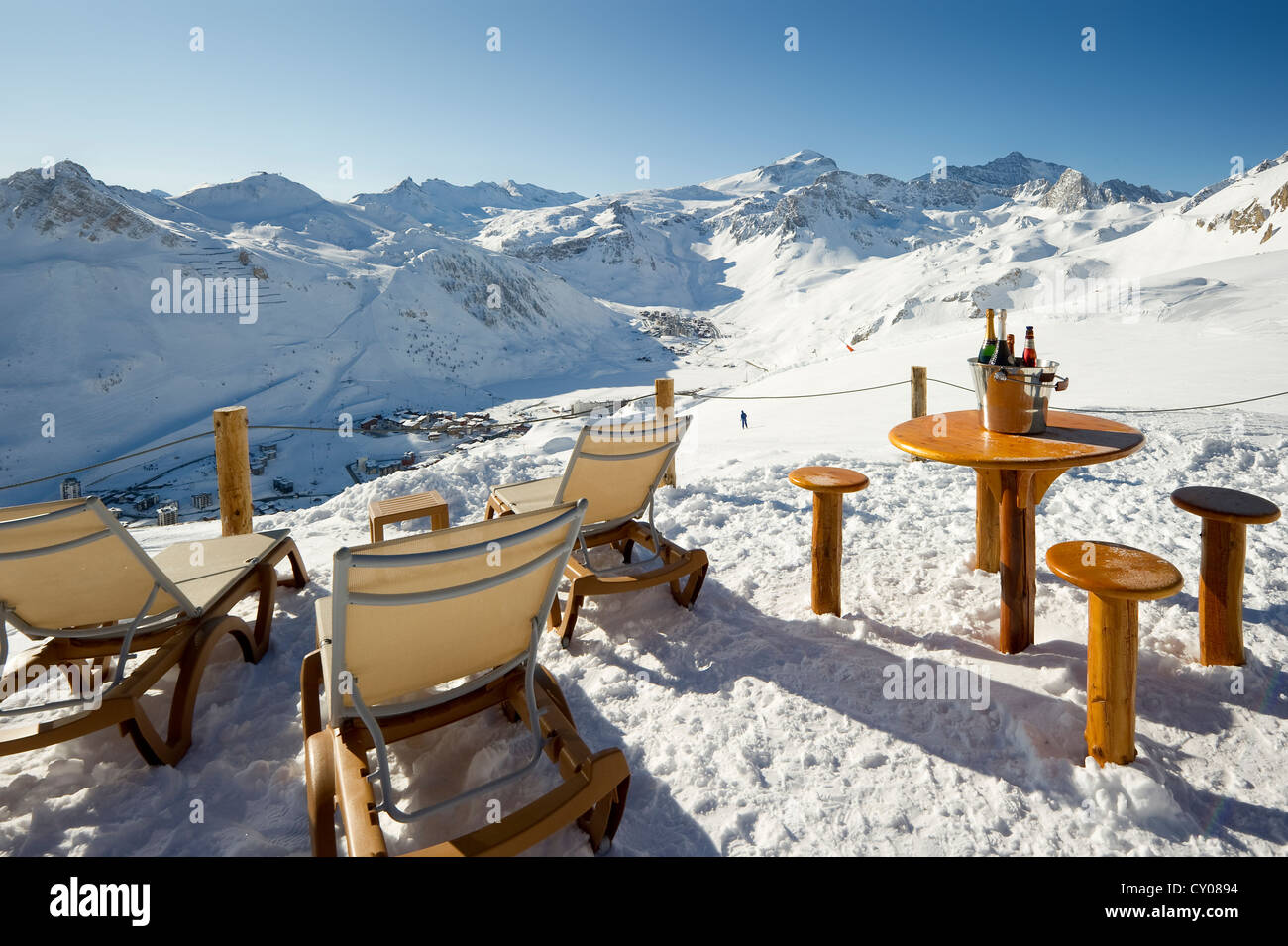 Bottiglia di Champagne in un bar, coperta di neve paesaggio di montagna, Tignes, Val d'Isere, Savoie, alpi, Francia, Europa Foto Stock