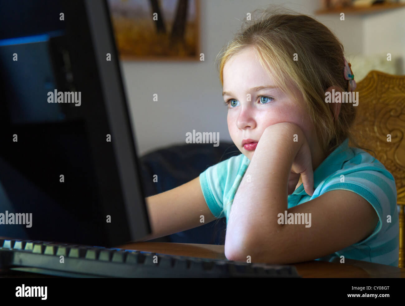 Un secondo grado di studente americano facendo i compiti al computer. Foto Stock