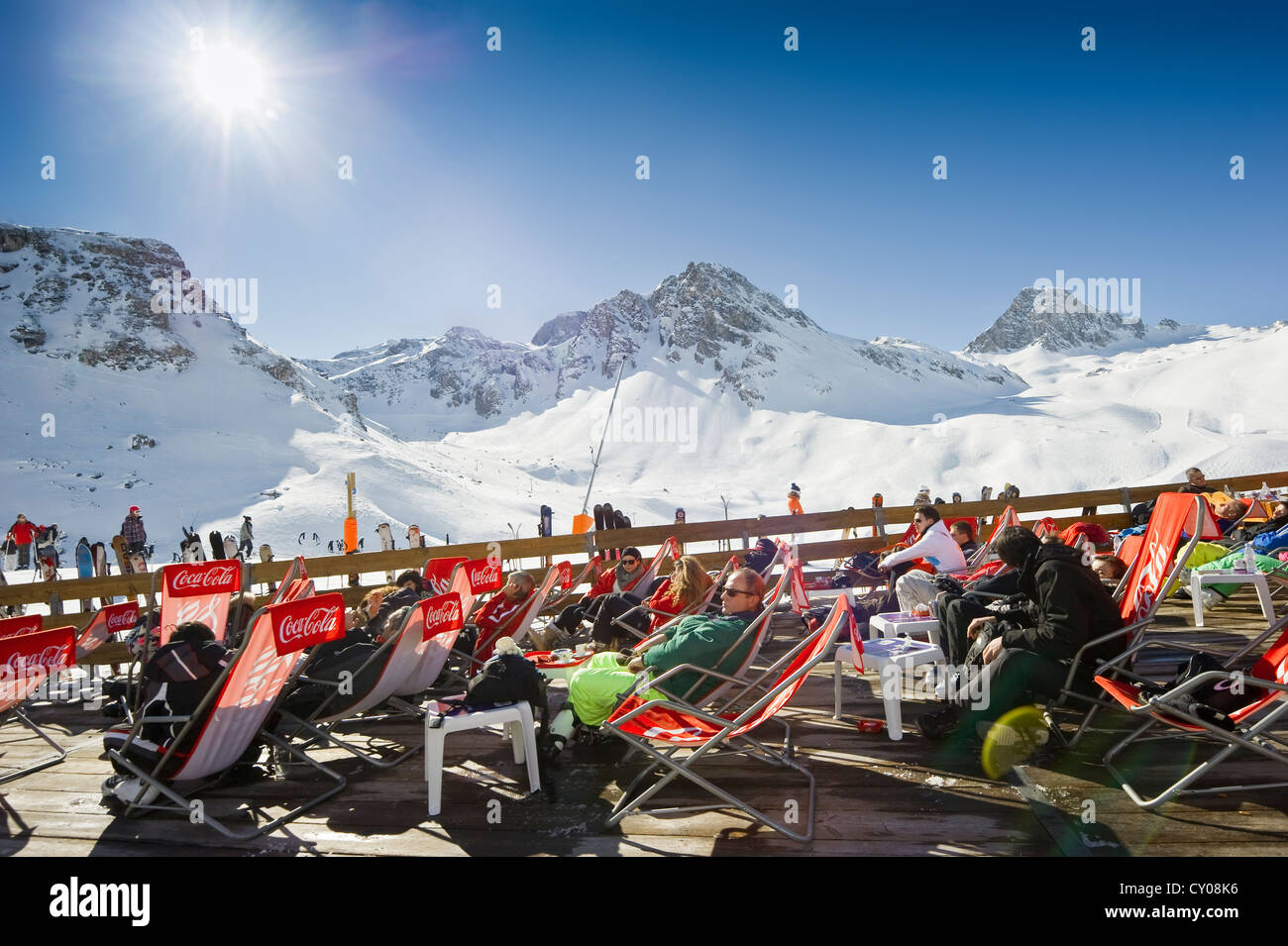 Gli sciatori in appoggio sotto il sole che si affaccia sulle montagne innevate, Tignes, Val d'Isere, Savoie, alpi, Francia, Europa Foto Stock
