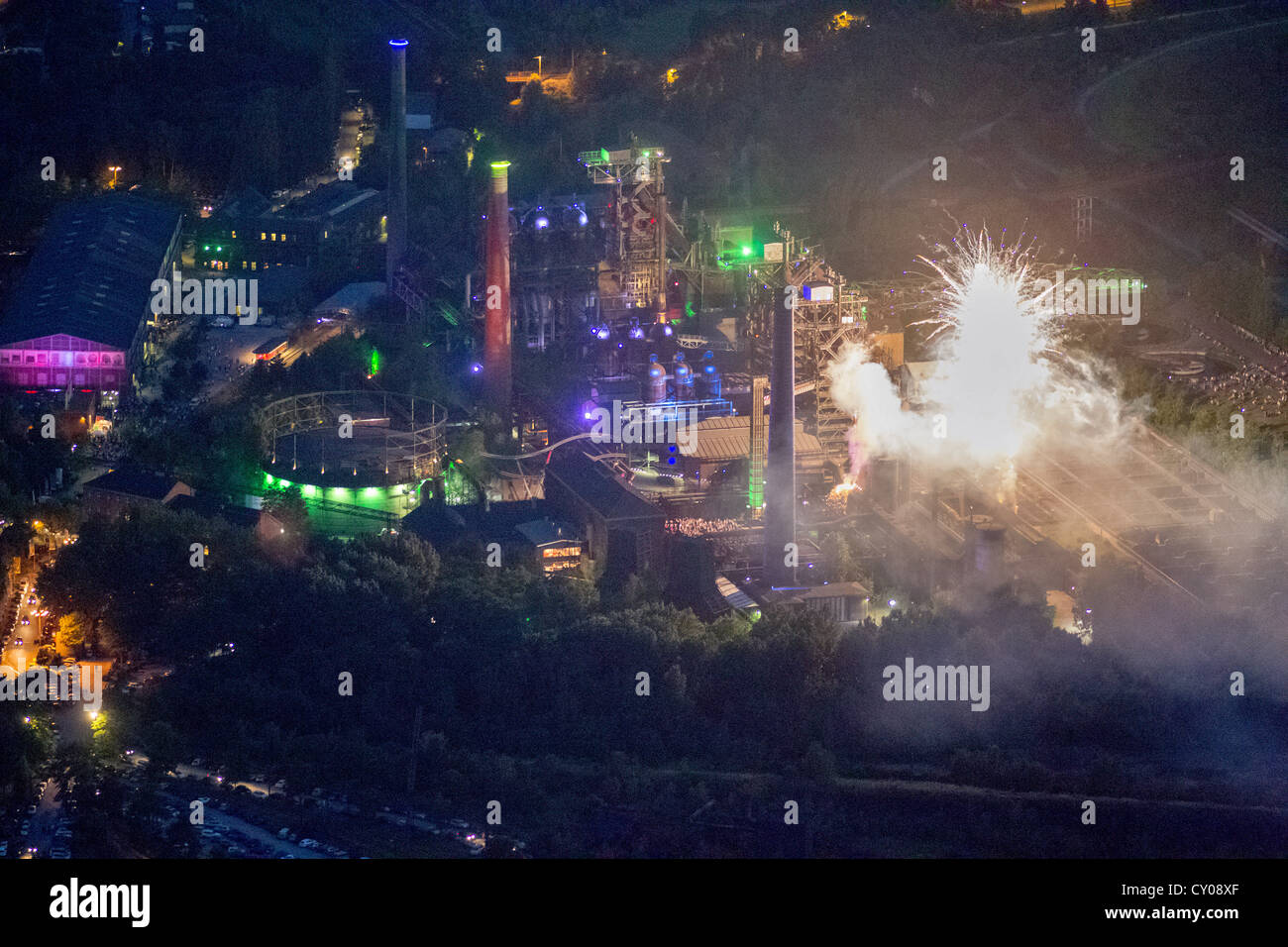 Vista aerea, fuochi d'artificio di Duisburg-Nord Landschaftspark, landscape park a industriali dismesse steel works, Extraschicht 2012 Foto Stock