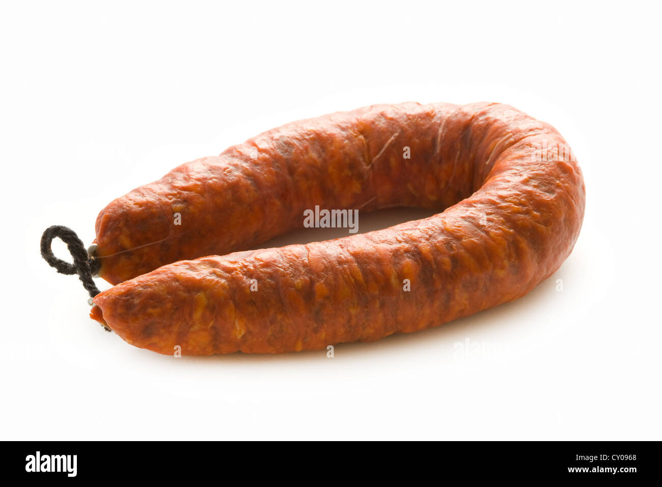Il chorizo spagnolo conserve di salsicce di maiale isolato su uno sfondo bianco Foto Stock
