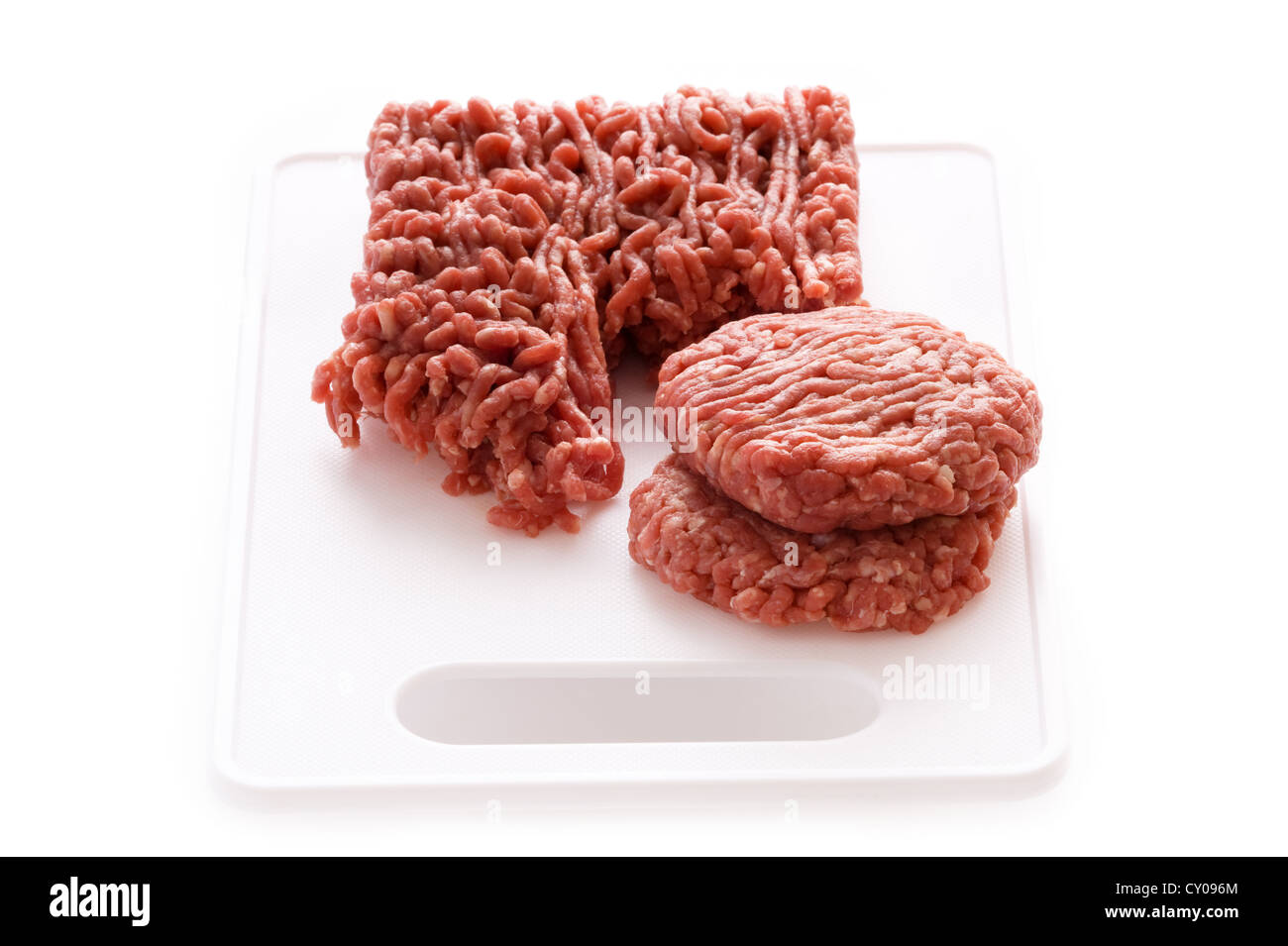 Fare hamburger o beefburgers da carni bovine macinate o carne di manzo macinata isolato su uno sfondo bianco Foto Stock