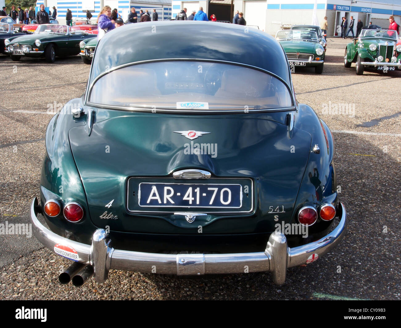 La Jensen 541 S del 1961, presentata al National Oldtimer Festival di Zandvoort, è un raro esempio di artigianato automobilistico britannico. Quest'auto d'epoca si distingue per il design elegante e le prestazioni al salone delle auto d'epoca. Foto Stock
