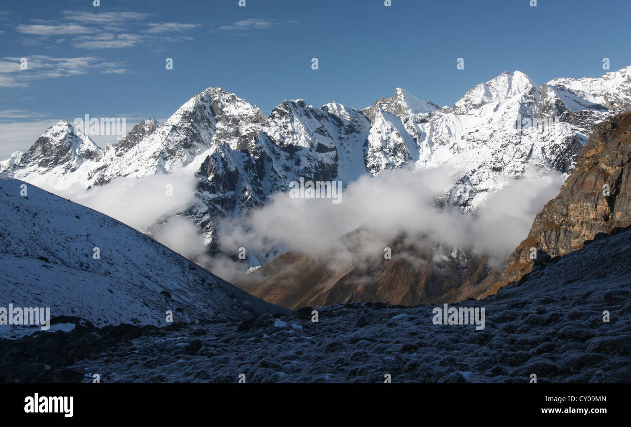 Incredibile paesaggio mattina visibile dalla versione di prova al Cho La Pass 5.400 m s.l.m. Impegnativo ma gratificante trekking Foto Stock