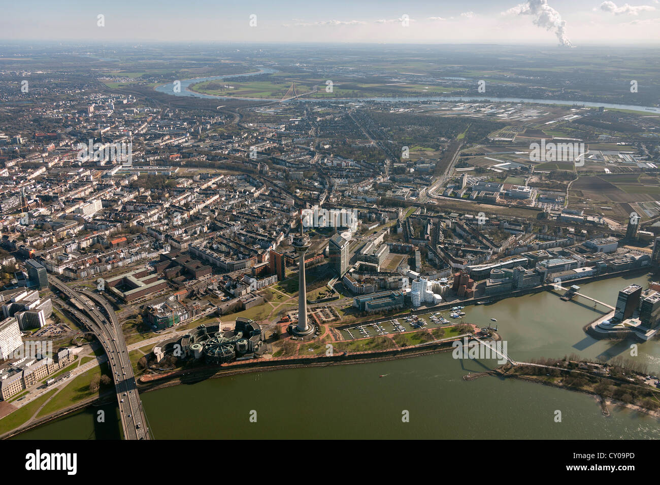 Vista aerea, membro del Parlamento europeo e la torre della televisione, Stadttor torre di uffici, Duesseldorf, regione renana Foto Stock