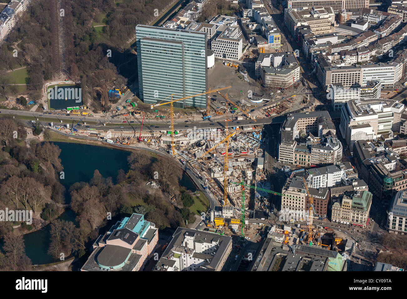 Vista aerea, Tausendfuessler, una strada rialzata, Koebogen sito in costruzione, edificio Dreischeibenhaus Foto Stock
